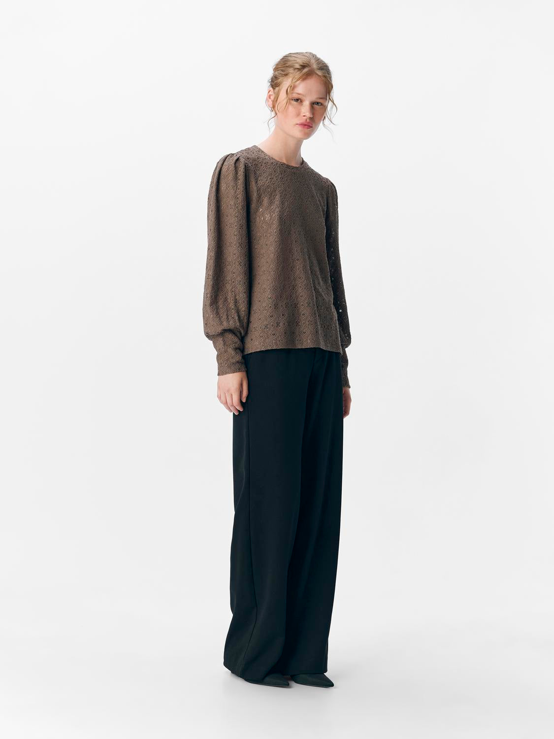 model_shot-front_full